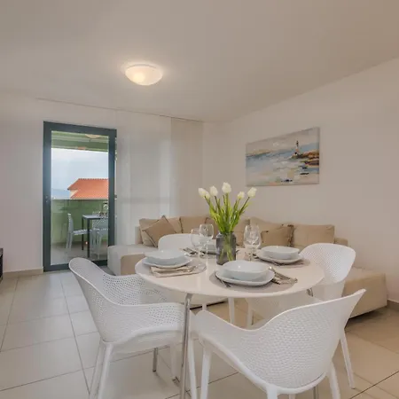 Navis With Private Parking Close To The Sea *