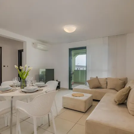 Apartment Navis With Private Parking Close To The Sea *
