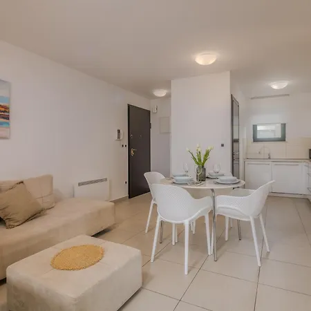 Apartment Navis With Private Parking Close To The Sea *