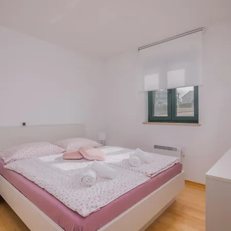 Apartment Navis With Private Parking Close To The Sea *