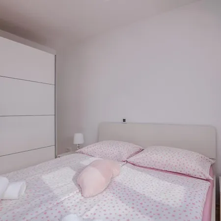 Navis With Private Parking Close To The Sea