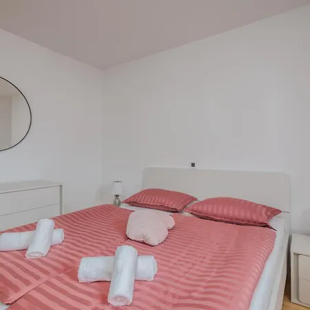 Apartment Navis With Private Parking Close To The Sea