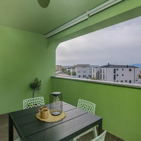 Navis With Private Parking Close To The Sea Apartment