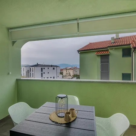 Apartment Navis With Private Parking Close To The Sea