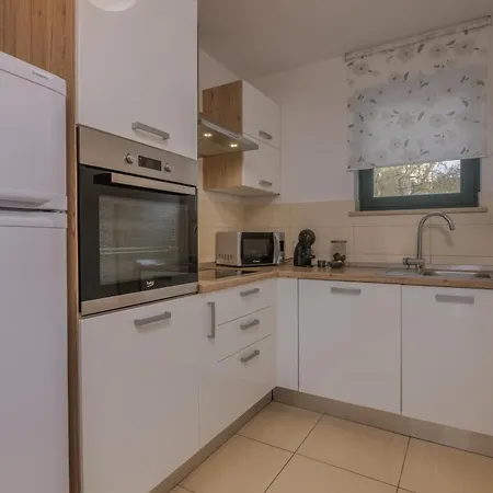 Navis With Private Parking Close To The Sea Apartment Malinska