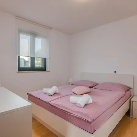 Navis With Private Parking Close To The Sea