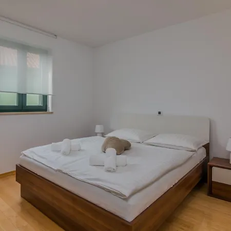 Navis With Private Parking Close To The Sea Malinska