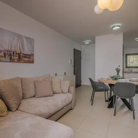 Apartment Navis With Private Parking Close To The Sea *