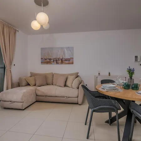 Apartment Navis With Private Parking Close To The Sea *