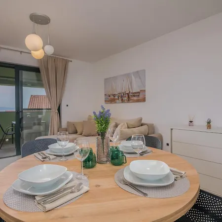 Navis With Private Parking Close To The Sea Apartment Malinska