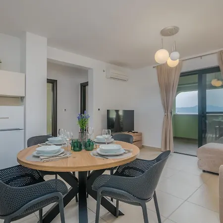 Apartment Navis With Private Parking Close To The Sea Malinska