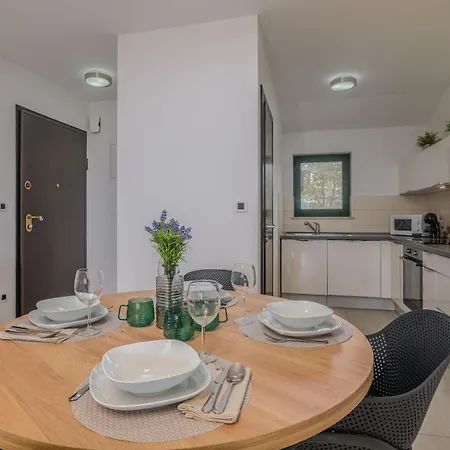 Navis With Private Parking Close To The Sea *