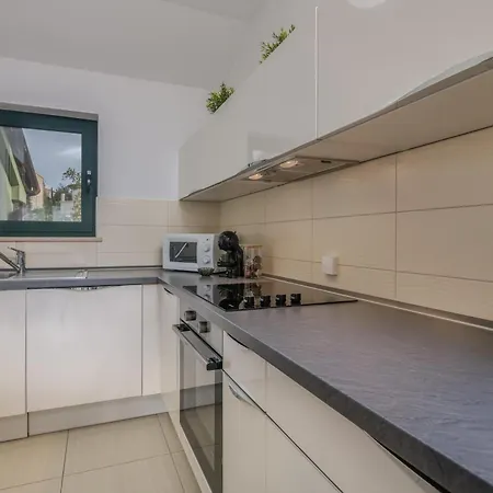Navis With Private Parking Close To The Sea Apartment