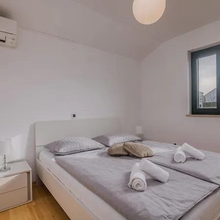 Navis With Private Parking Close To The Sea * Malinska