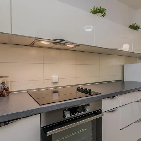 Apartment Navis With Private Parking Close To The Sea