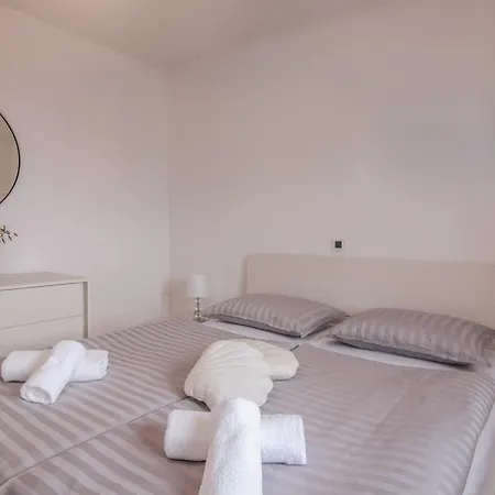 Apartment Navis With Private Parking Close To The Sea *