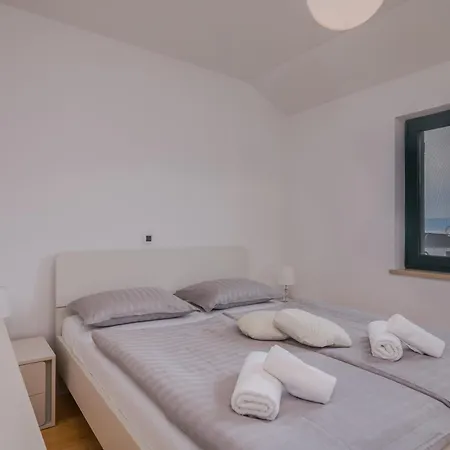 Navis With Private Parking Close To The Sea